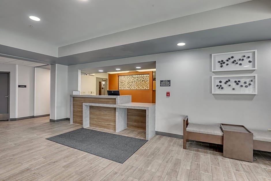 Candlewood Suites Milwaukee Airport - Oak Creek