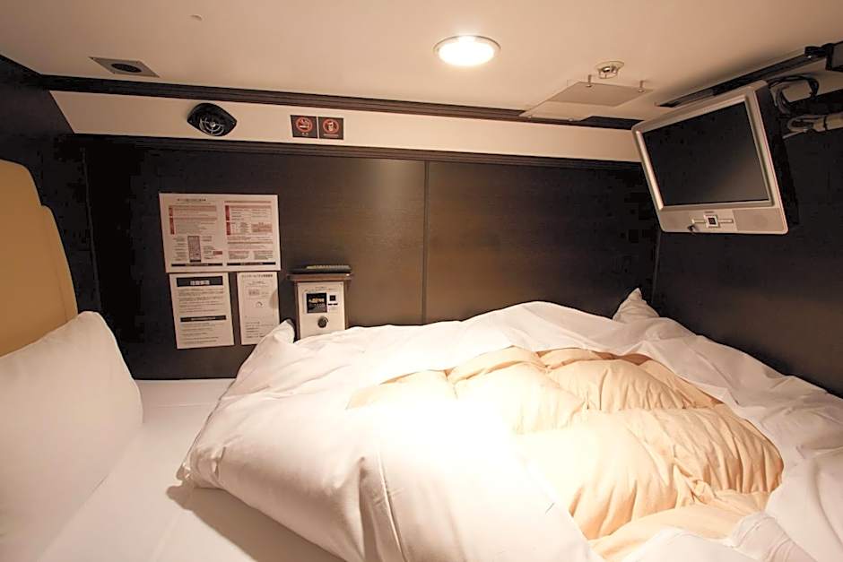 HEARTS Capsule Hotel & Spa Nakasu -Male only-