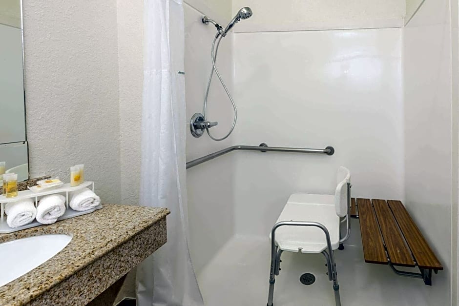 Days Inn & Suites by Wyndham Pasadena