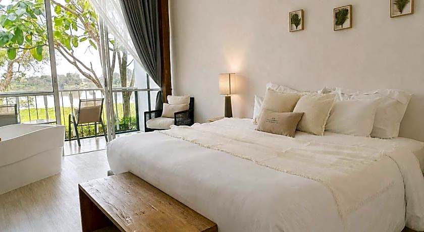 White Wall Riverfront Hotel