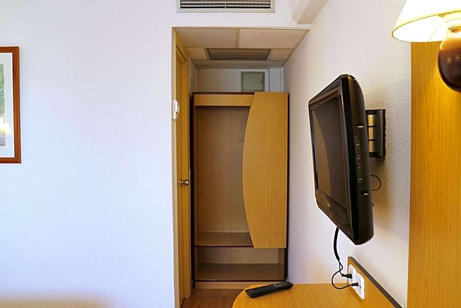 Photo 1 of 7 of Twin Room