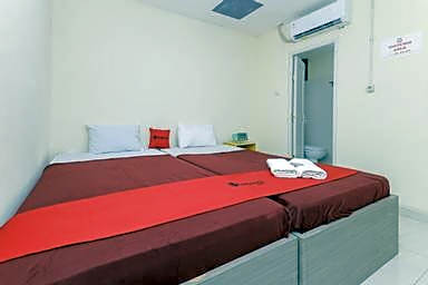 RedDoorz near RS Sari Asih Ciledug