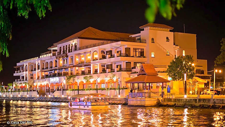 Cozy Riverside Hotel