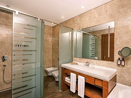 Executive Suite with 1 kingsize bed and sofa