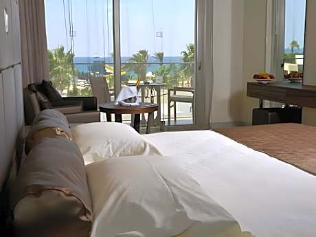 Deluxe Sea View Room (16+ years old)