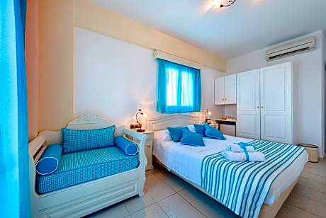 Superior Triple Room with Hot Tub and Caldera View