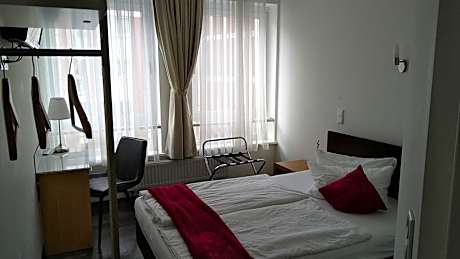 Queen Room - Non-Smoking