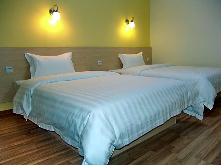 7 Days Inn Guangzhou Baoye Road Shayuan Metro Station Branch – Guangzhou (Canton), IA