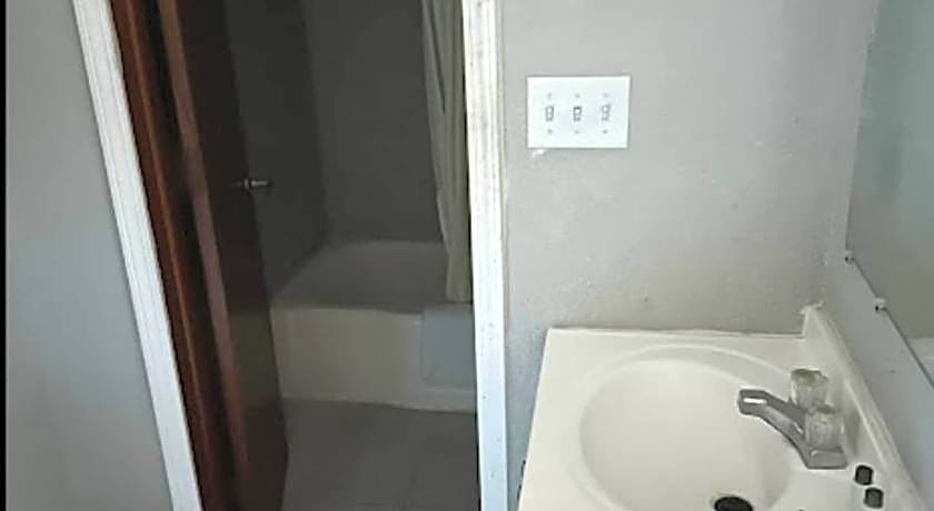 Love Hotels Western Holiday by OYO at Harlan Lake NE