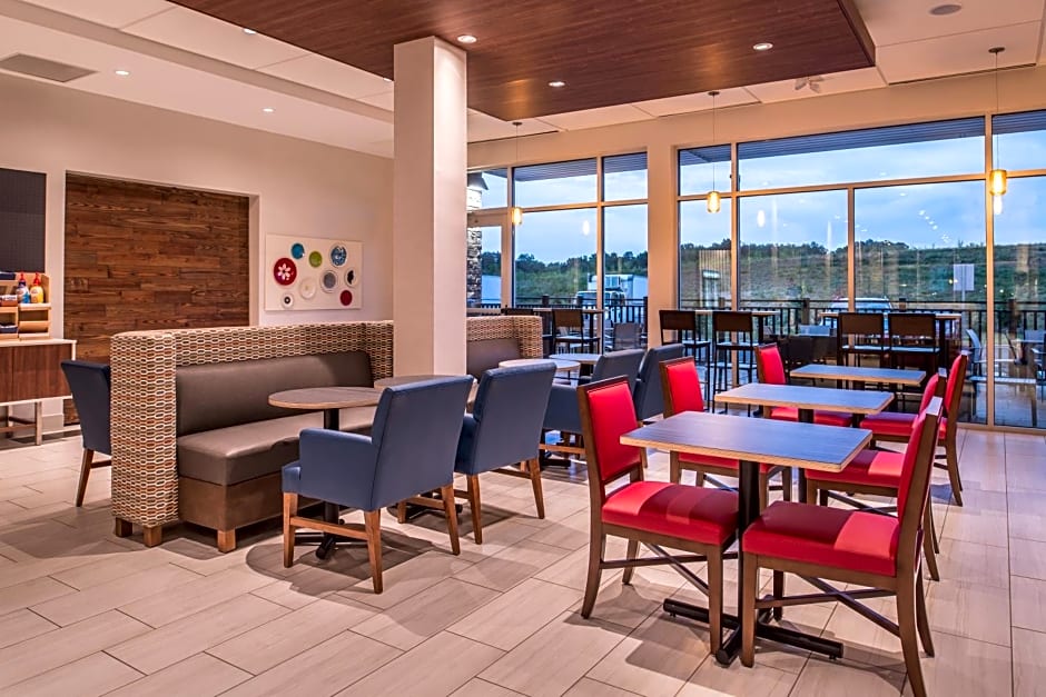 Holiday Inn Express & Suites Farmville By IHG