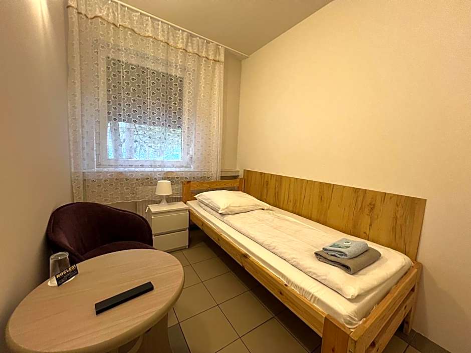 ETNA - Hostel -Noclegi Rzeszów 24 Pokoje -PARKING-