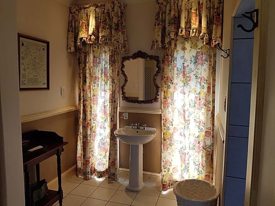 Sherwood's Country House