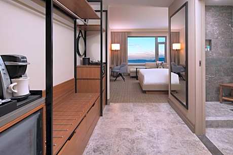 Deluxe King Room with Partial Lake View
