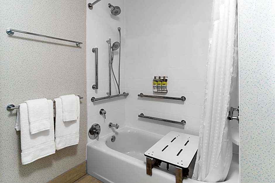 Holiday Inn Express & Suites Milwaukee - West Allis By IHG