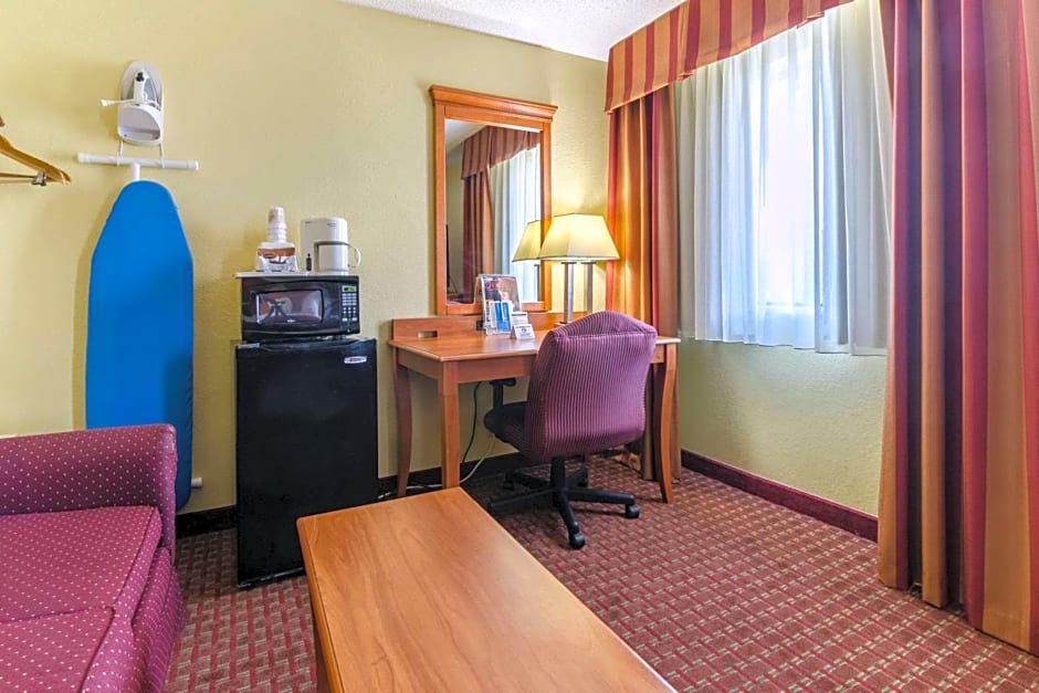 Rodeway Inn & Suites Jacksonville near Camp Lejeune