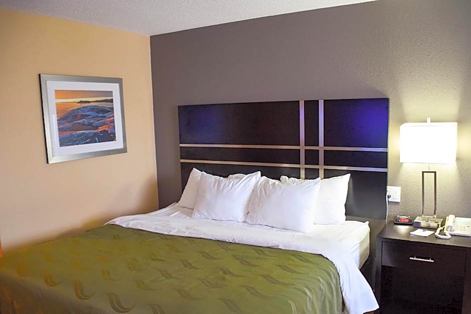 Photo 1 of 8 of 1 Queen Bed