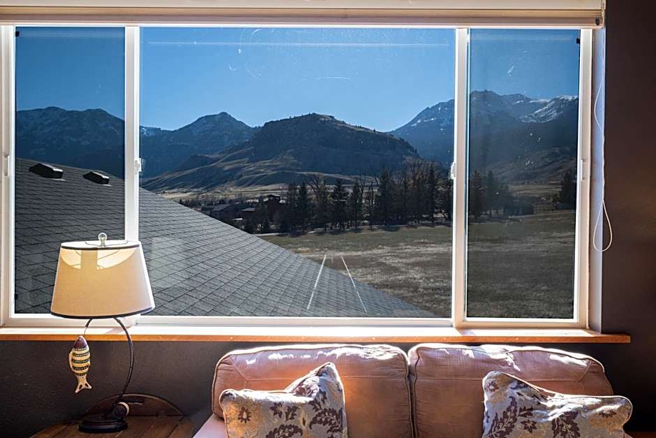 Bison Lodge - Lg Home - 2 bedrooms - less than 5 miles to Yellowstone North Entrance, Sleeps up to 8