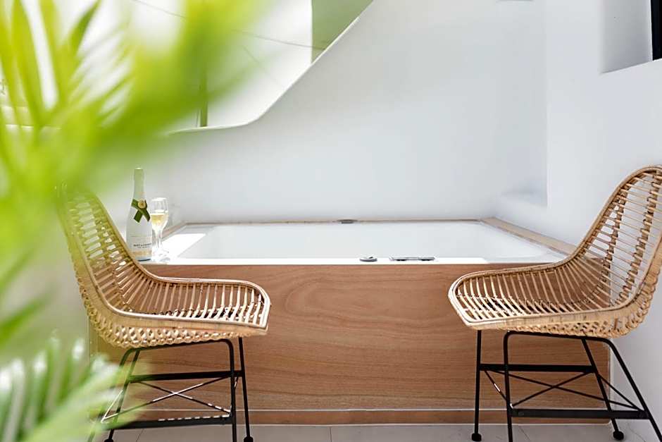 Portara Seaside Luxury Suites