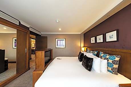 1 Bedroom Suite 1 King Sofa Bed Lounge Access