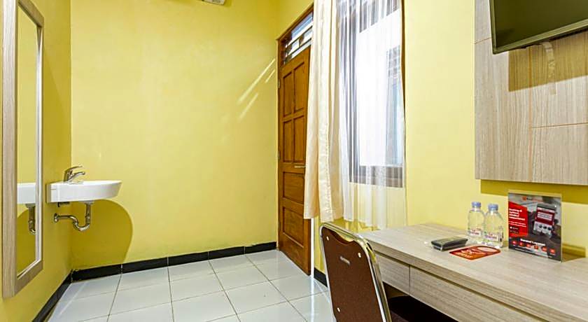 RedDoorz near Puro Mangkunegaran