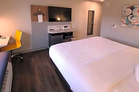 1 King Bed Non-Smoking