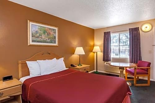 Howard Johnson by Wyndham Bakersfield