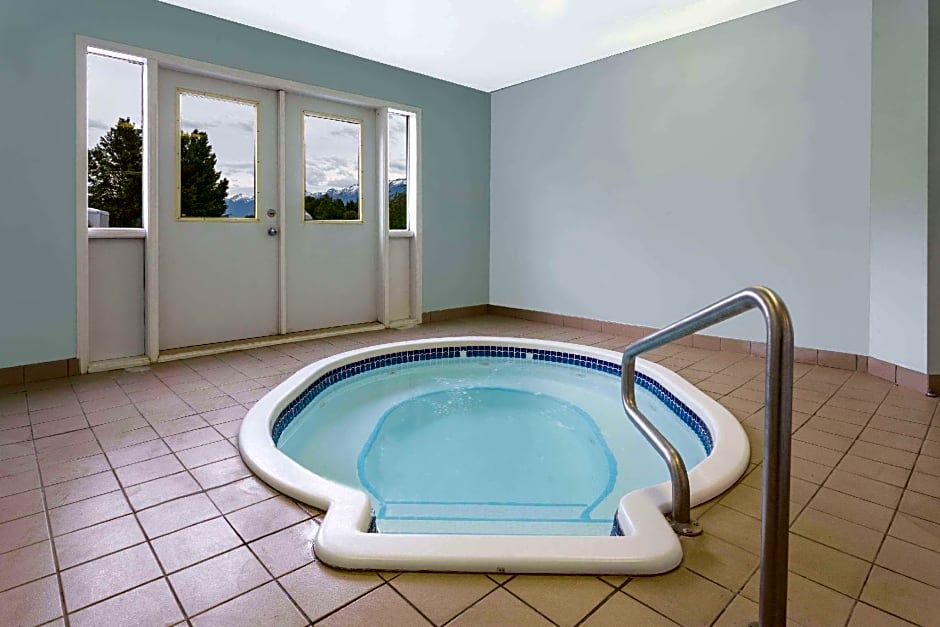 Super 8 by Wyndham Golden