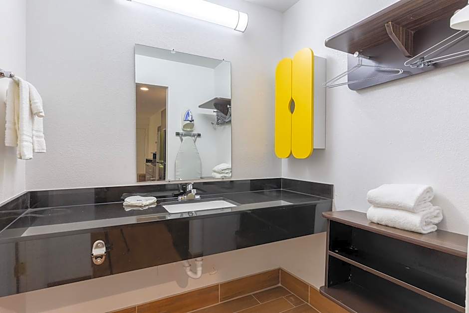 Studio 6-Bryan, TX - University Area