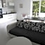 Martin City Stay - Elegant Apartment with Private Parking