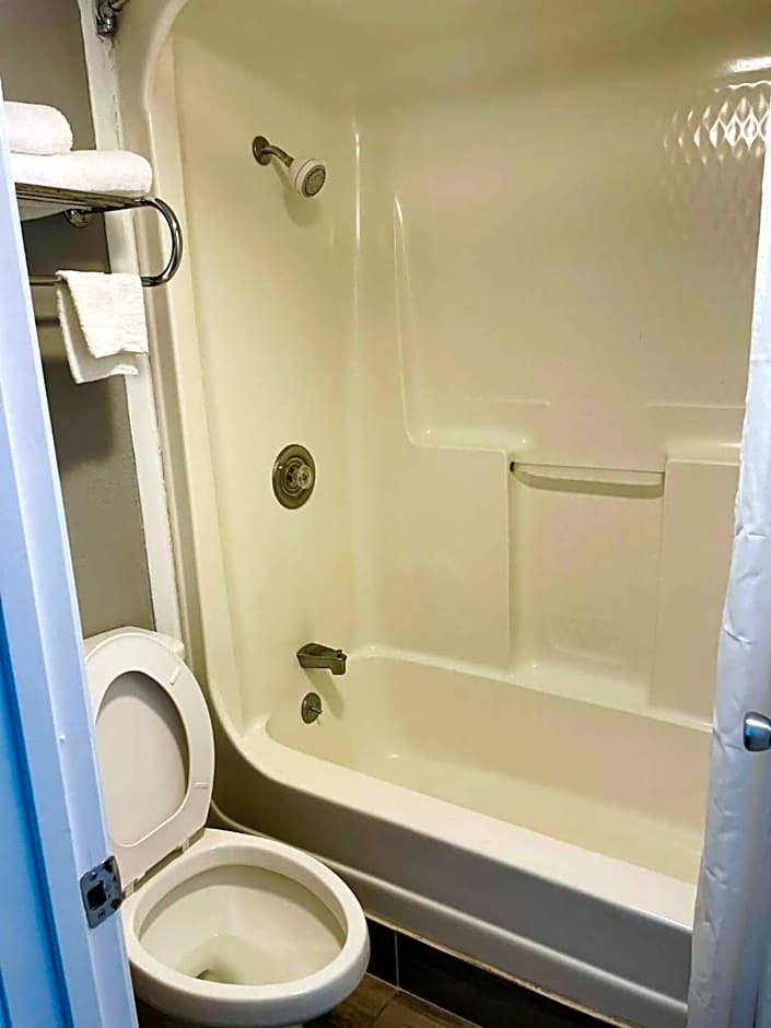 Travelodge by Wyndham Sellersburg / Louisville North