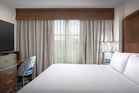 One-Bedroom King Suite - Hearing Access/Non-Smoking