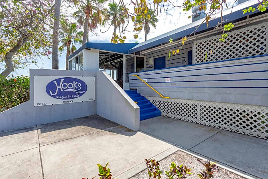 TAMPA BAY, BEACH step away, WIFI, FREE PARKING,POOLS, JACUZZI