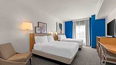 2 Queen Beds Mobility Accessible With Bathtub