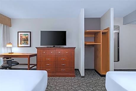 Deluxe Queen Room with Two Queen Beds - Accessible, Tub