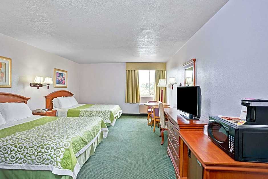 Days Inn & Suites by Wyndham Fullerton