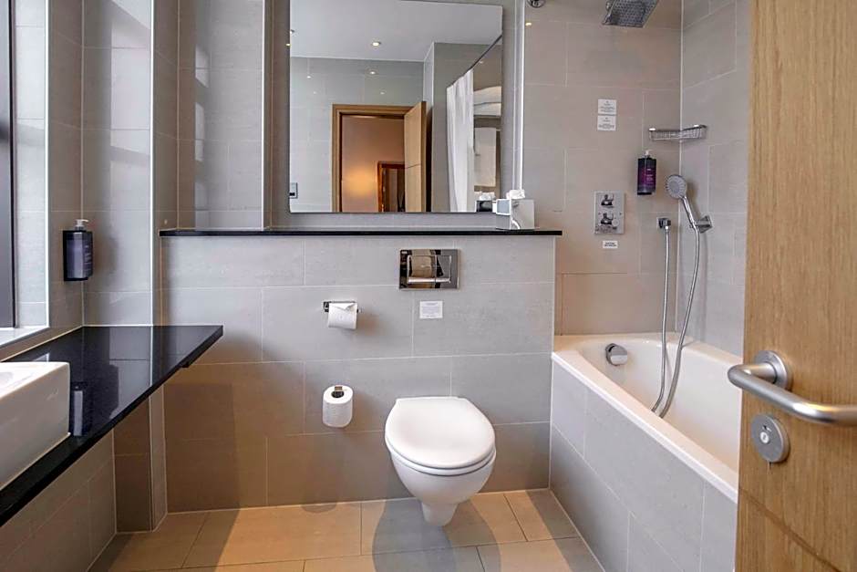 Clayton Crown Hotel London