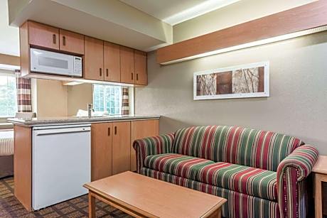 Queen Suite - Non-Smoking