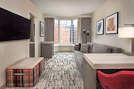 1 Queen 2 Room Ste Mobility Accessible W/Tub