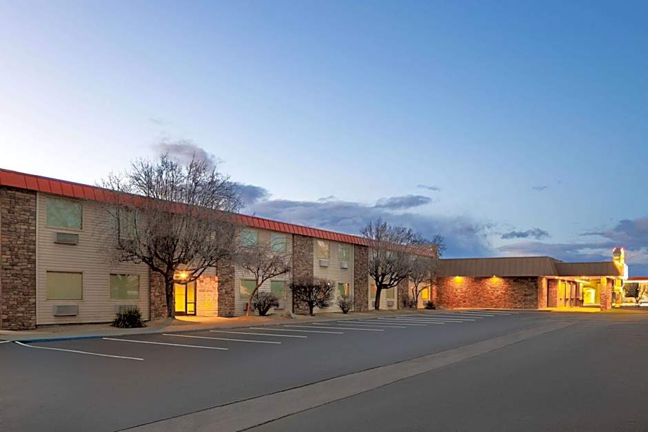 Super 8 by Wyndham Fallon