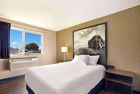 Queen Room - Disability Access - Non-Smoking