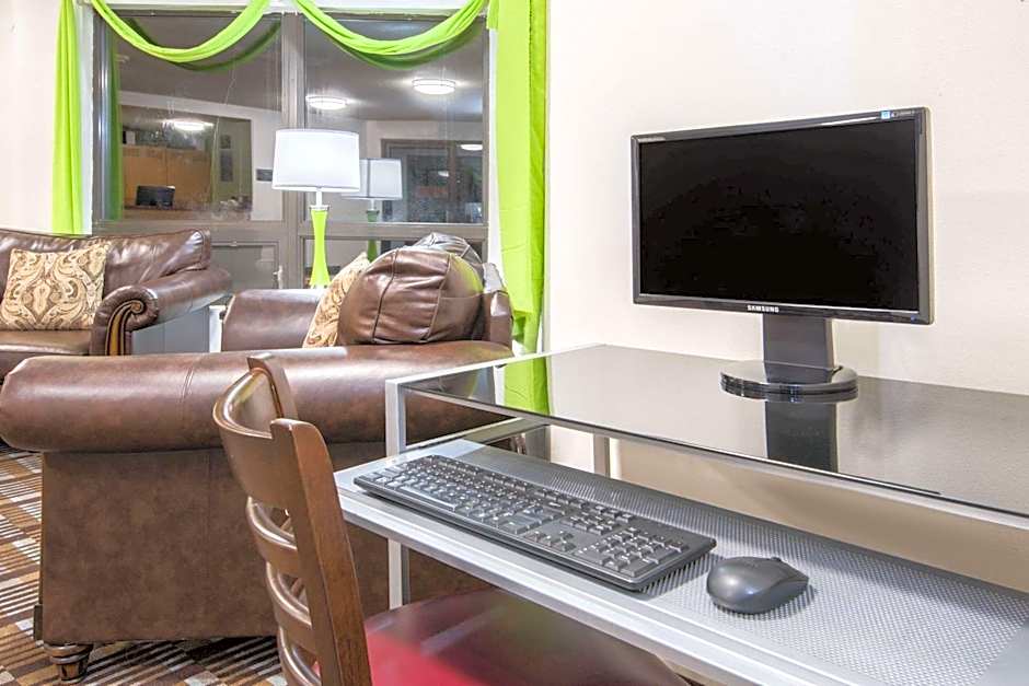 Super 8 by Wyndham Toledo