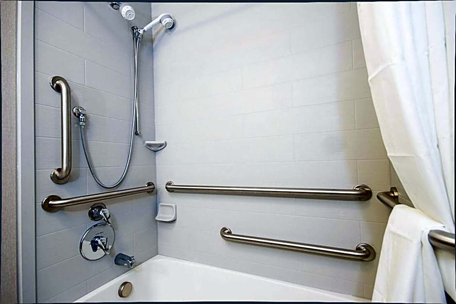 Hampton Inn & Suites Roanoke Airport