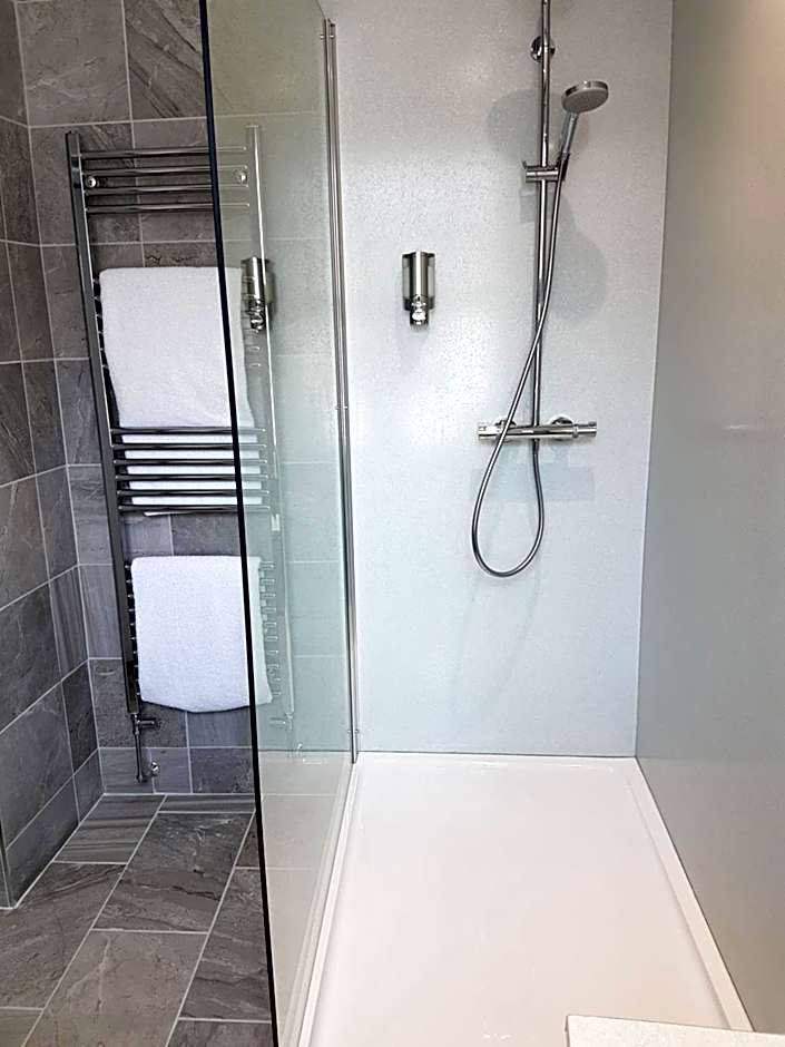 Lil's On The Waterfront