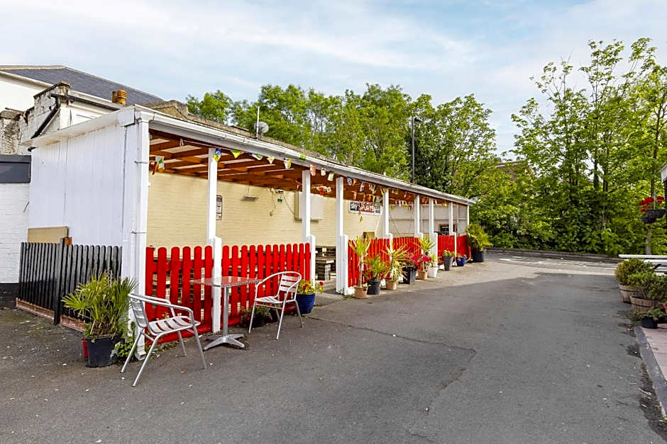 OYO Old Oak Tree Inn