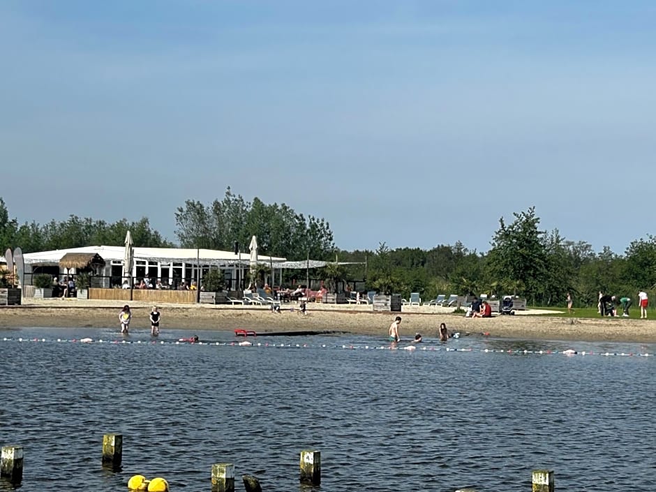 Casa aan de Plas, B&B met sauna en hottub of jacuzzi