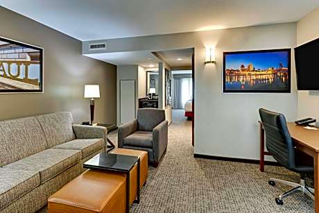 Superior Queen Suite with Sofa Bed - Hearing Accessible