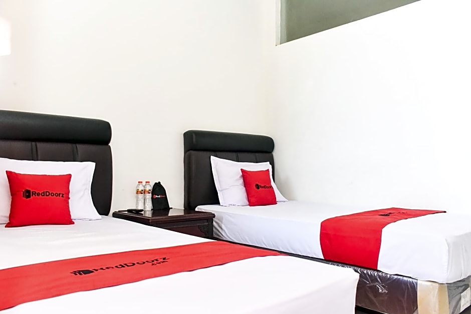 RedDoorz near Alun Alun Wonosobo