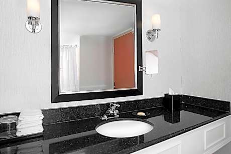 Niagara Parks View Guest room, Queen