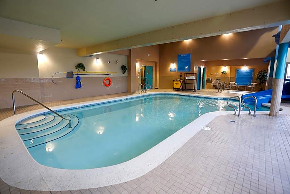 Prairie Crest Calgary Airport by IHG