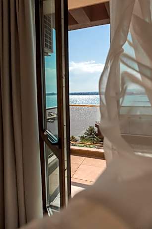 Deluxe One-Bedroom Apartment with Sea View
